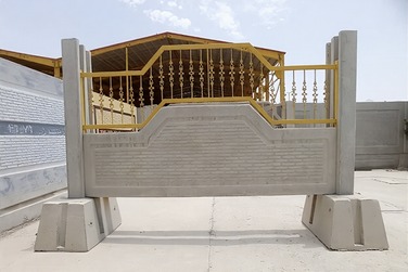دیوار پیش ساخته بتنی طرح آجری با نرده فلزی تک رو نما