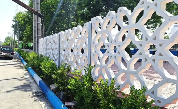 نرده دور باغچه سیمانی